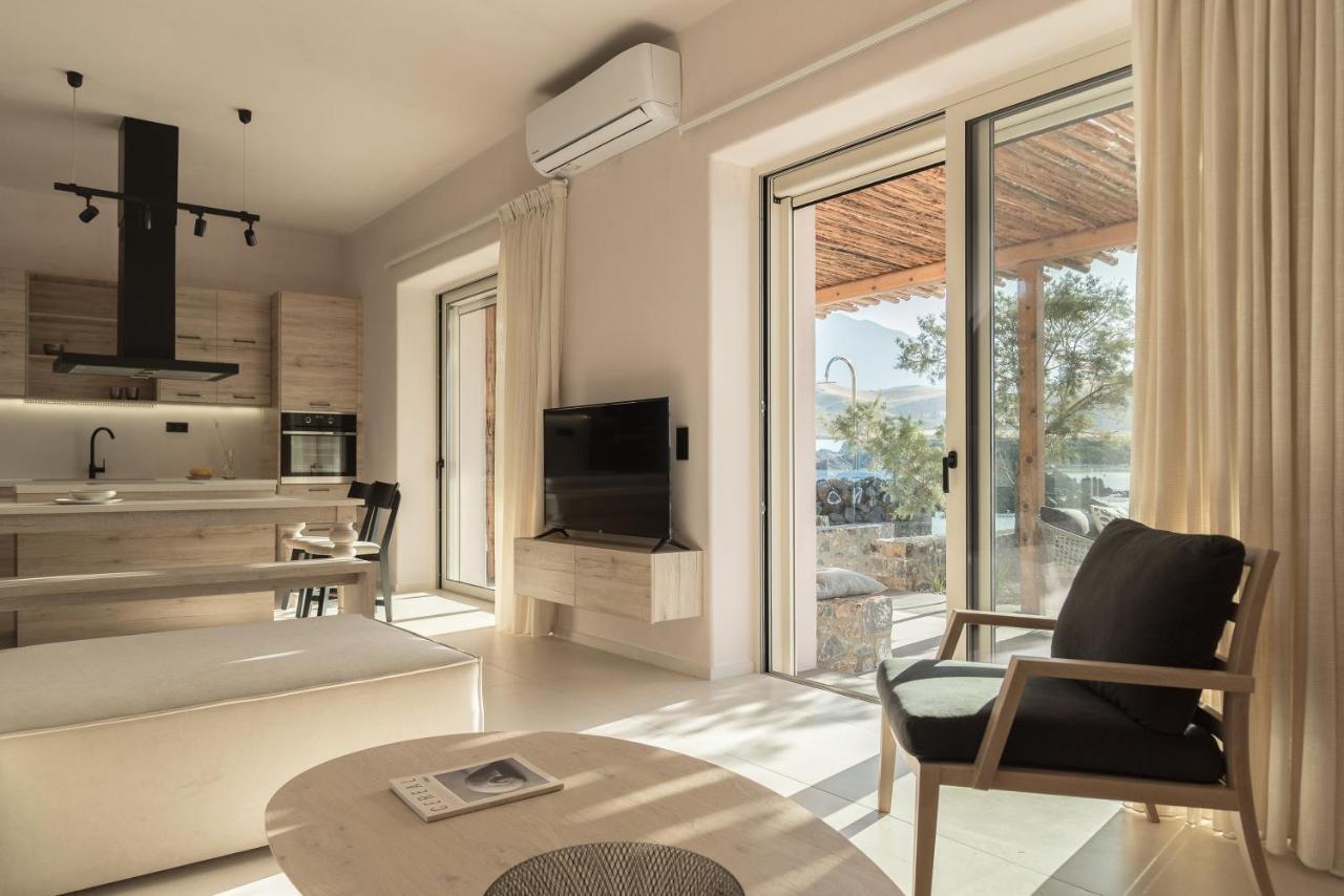 Isla Beach House, A Timeless Retreat, By Thinkvilla Damnoni Exterior photo